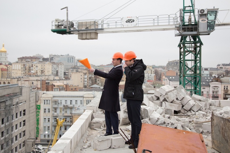 Знесення надбудови на Будинку профспілок: фоторепортаж з центру Києва